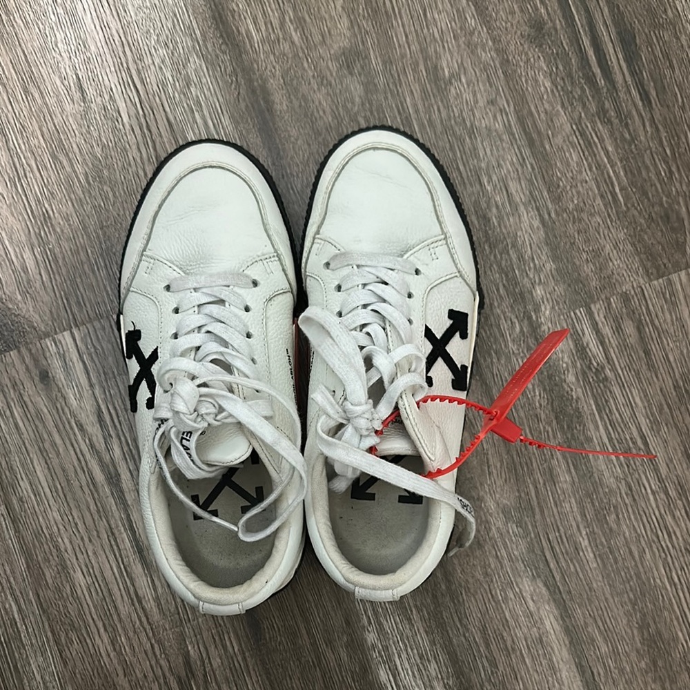 Off-White White and Black Sneakers with Red Tag